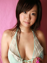 Hitomi Kitamura posing in bikini