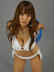 Hitomi Tanaka huge monster boobs posing in white bikini